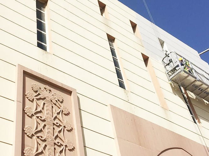 دهان حوائط القنصلية العراقية